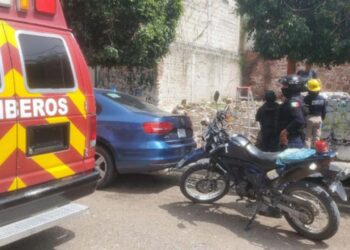 Trabajador se lesiona al caer de una barda.