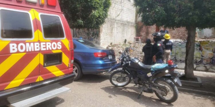 Trabajador se lesiona al caer de una barda.