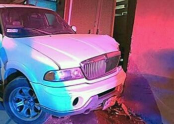 Varios daños materiales dejaron accidente en colonia de Huajuapan.