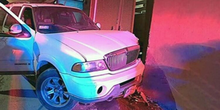 Varios daños materiales dejaron accidente en colonia de Huajuapan.