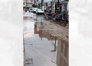 Vecinos de la calle Micaela Galindo e Hidalgo reportaron un severo encharcamiento de agua.