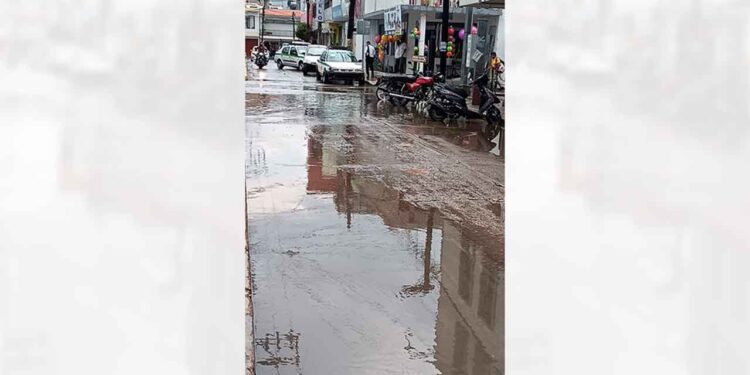 Vecinos de la calle Micaela Galindo e Hidalgo reportaron un severo encharcamiento de agua.