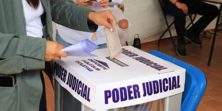 Foto: Adrián Gaytán // Fue hasta las 15:00 horas cuando se reportó el 100 por ciento de las mesas seccionales instaladas.