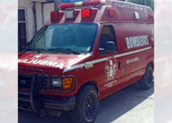 Un hombre cae y se lesiona la cabeza