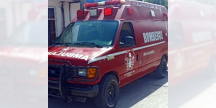 Un hombre cae y se lesiona la cabeza