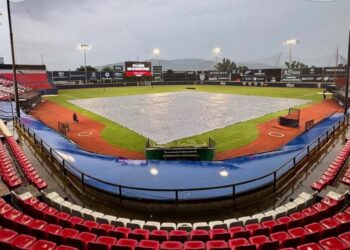 La lluvia hizo que el partido arrancará una hora después de lo programado.