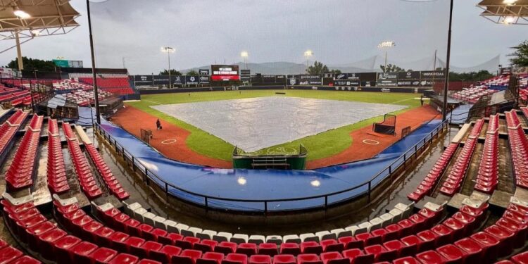 La lluvia hizo que el partido arrancará una hora después de lo programado.