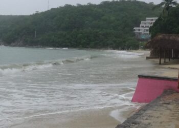 Huatulco refuerza prevención ante huracán Erick
