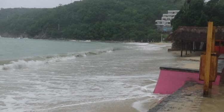 Huatulco refuerza prevención ante huracán Erick