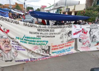 Foto: Adrián Gaytán // Realizan bloqueo y un plantón de varias horas en las inmediaciones del Centro Cultural y de Convenciones de Oaxaca.