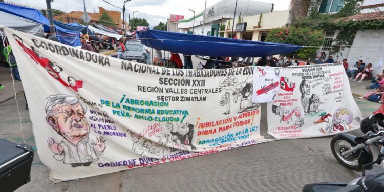 Foto: Adrián Gaytán // Realizan bloqueo y un plantón de varias horas en las inmediaciones del Centro Cultural y de Convenciones de Oaxaca.