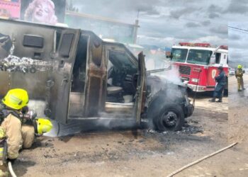 ¡Salen del taller directo al fuego! Camioneta de valores se incendia en Zaachila