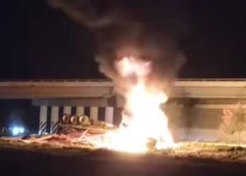 ¡Tráiler se incendia tras volcadura en carretera 175! Investigan causas del siniestro