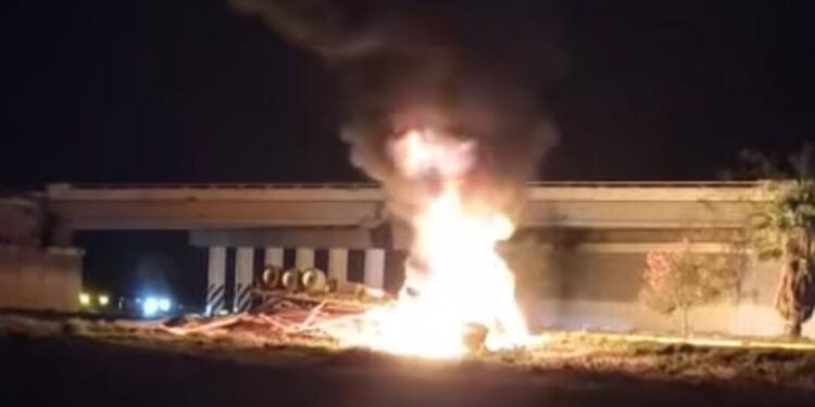 ¡Tráiler se incendia tras volcadura en carretera 175! Investigan causas del siniestro