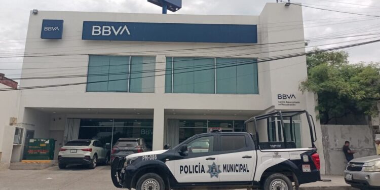 Violento asalto en pleno centro de Salina Cruz: cuentahabiente es despojada de su dinero tras salir del banco