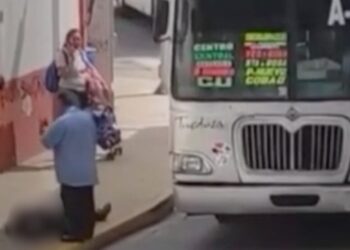 VIDEO ¡Un accidente, una fuga y una muerte evitable! Urbanero huye tras supuestamente arrollar a pasajero en Oaxaca