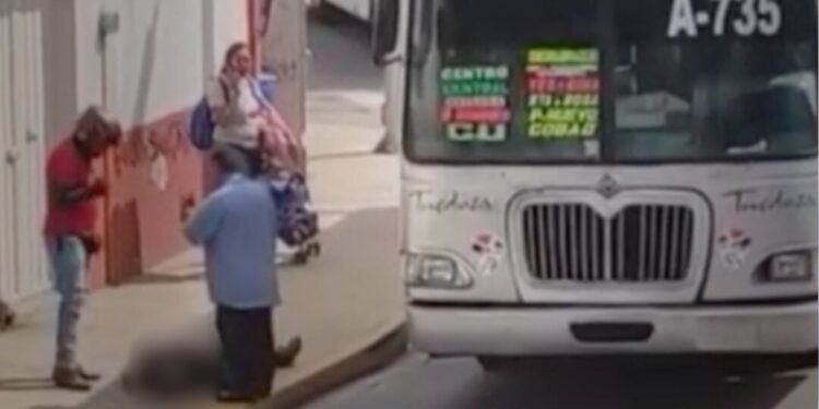 VIDEO ¡Un accidente, una fuga y una muerte evitable! Urbanero huye tras supuestamente arrollar a pasajero en Oaxaca