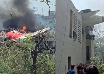 Actualizan a casi 300 muertos por avionazo en India