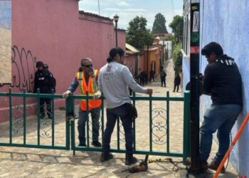 ¿Quién les dio permiso? Hotel coloca rejas en callejón de Xochimilco y municipio las retira tras denuncia ciudadana