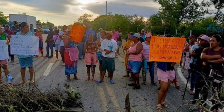 ¡Bloqueo sobre la carretera 200 a la altura de La Cuchilla! Exigen censo para damnificados