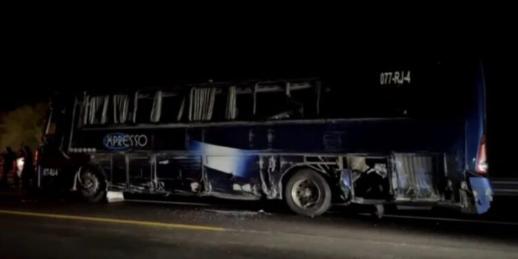 Tráiler choca contra autobús de peregrinos en la Cuacnopalan-Oaxaca; más de 20 lesionados