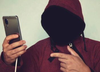 ¿Te pueden espiar por la cámara del celular? ¿Qué puedes hacer para protegerte?