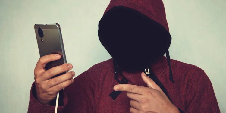 ¿Te pueden espiar por la cámara del celular? ¿Qué puedes hacer para protegerte?