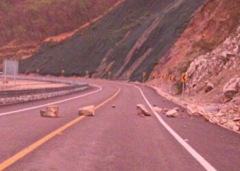 Derrumbes afectan la autopista Mitla–Tehuantepec; autoridades llaman a extremar precauciones