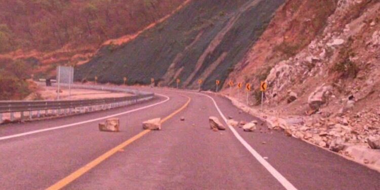 Derrumbes afectan la autopista Mitla–Tehuantepec; autoridades llaman a extremar precauciones