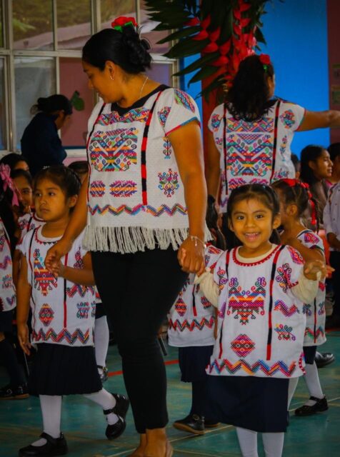 Este uniforme representa un profundo símbolo de identidad, pertenencia y respeto por sus raíces.