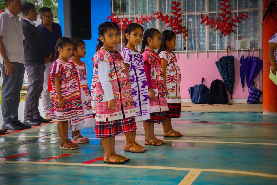 Portan con orgullo su nuevo uniforme escolar, que estará vigente para el siguiente ciclo escolar 2024-2025.