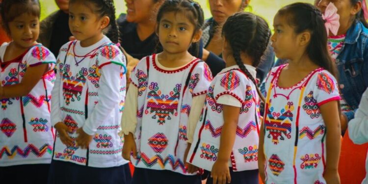 El empleo de este uniforme es resultado de una investigación comunitaria para la trasmisión de conocimientos.