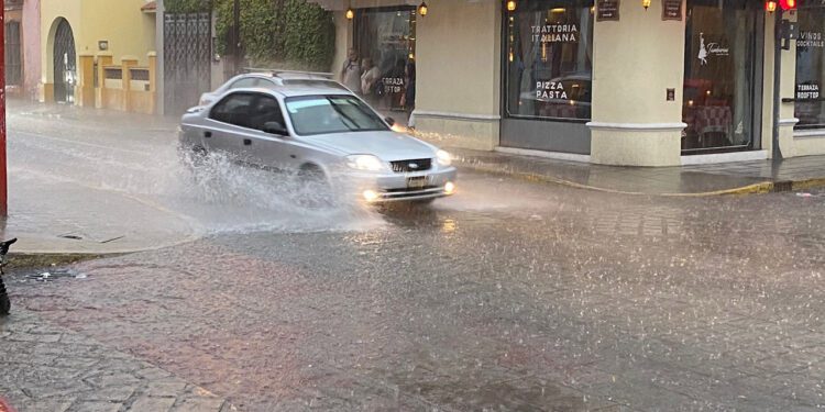 ¿Te topaste con una calle inundada? Así debes manejar para evitar daños a tu auto