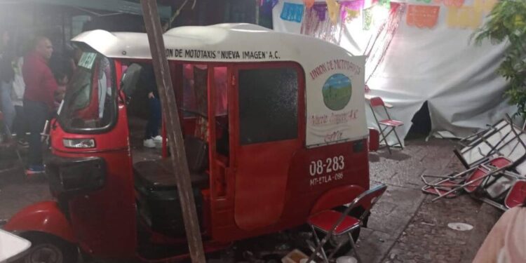 Mototaxista ebrio irrumpe en fiesta y deja tres heridos en Etla, Oaxaca