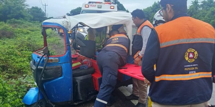Mototaxi se estrella contra un caballo suelto en Juchitán: dos jóvenes heridos