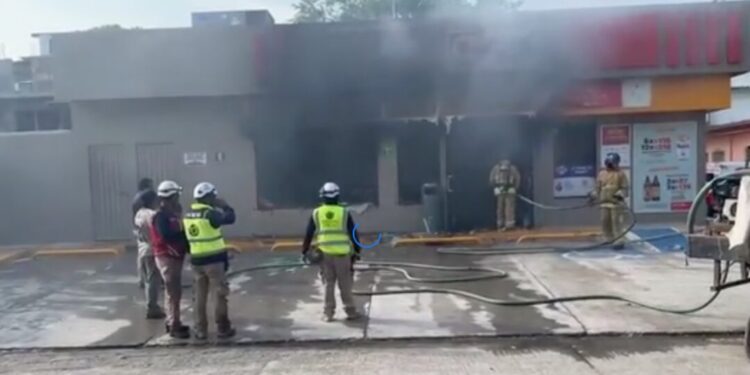 ¡Aterrador lunes en Juchitán! Incendian dos tiendas Oxxo en ataques armados
