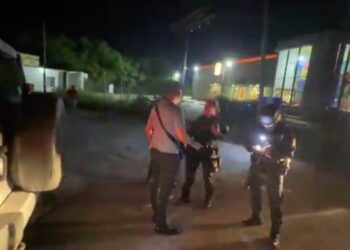 Periodista zapoteca denuncia detención arbitraria de sus escoltas: acusa represalia por su labor informativa