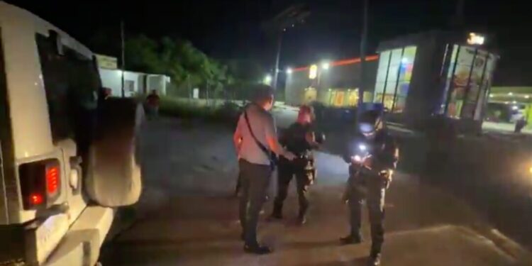 Periodista zapoteca denuncia detención arbitraria de sus escoltas: acusa represalia por su labor informativa