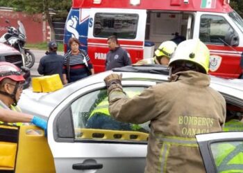 Grave accidente en carretera a Huayápam deja una persona prensada: movilización de bomberos y cuerpos de rescate
