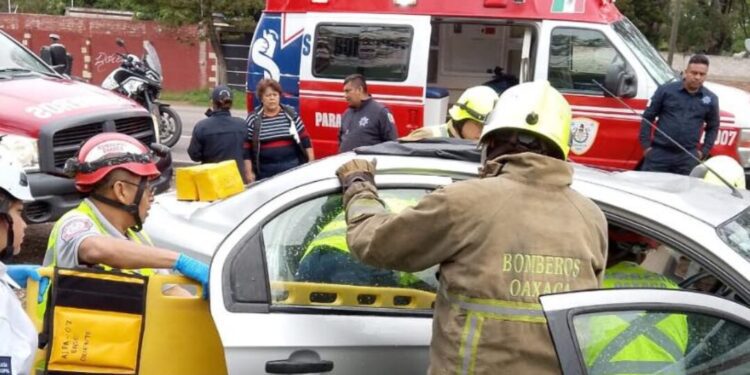 Grave accidente en carretera a Huayápam deja una persona prensada: movilización de bomberos y cuerpos de rescate