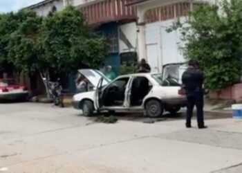 ¡Queman vehículo en pleno centro de Juchitán! Podría estar ligado a intento de extorsión
