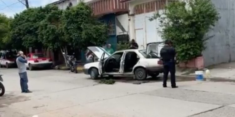 ¡Queman vehículo en pleno centro de Juchitán! Podría estar ligado a intento de extorsión