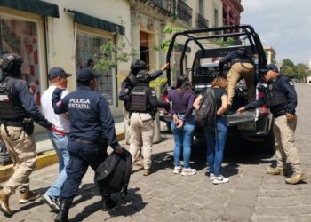 VIDEO ¡Robo en el centro histórico! Detienen a tres personas tras persecución en el Zócalo de Oaxaca