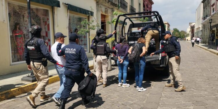 VIDEO ¡Robo en el centro histórico! Detienen a tres personas tras persecución en el Zócalo de Oaxaca