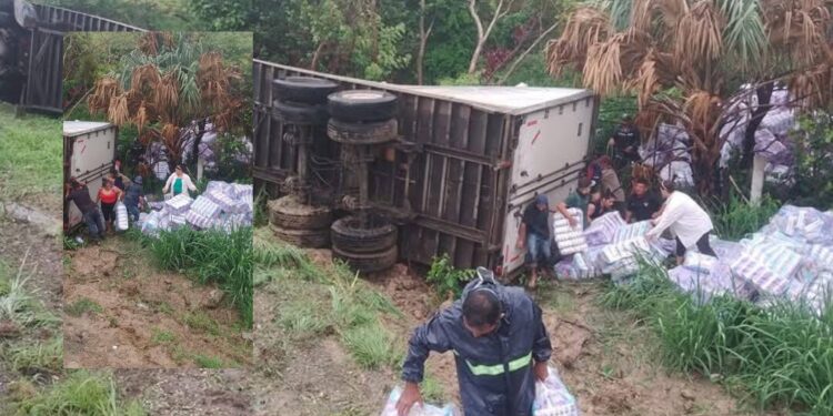 Tráiler con pañales se vuelca en el Istmo y desata ola de rapiña