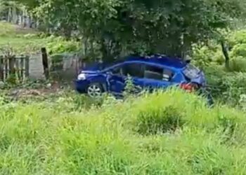 Auto sin placas se sale del camino en la Transístmica y aparece abandonado: ¿accidente o huida?