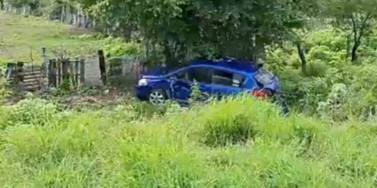 Auto sin placas se sale del camino en la Transístmica y aparece abandonado: ¿accidente o huida?