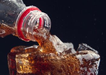 ¿Te estás matando lentamente con cada refresco? La ciencia revela su vínculo directo con el cáncer de hígado