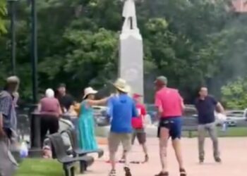 VIDEO ¡Terror y fuego en Boulder! Ataque en protesta prorrehenes deja múltiples heridos