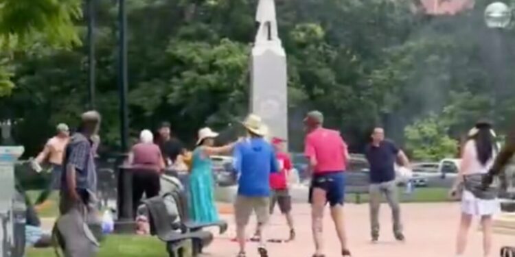 VIDEO ¡Terror y fuego en Boulder! Ataque en protesta prorrehenes deja múltiples heridos